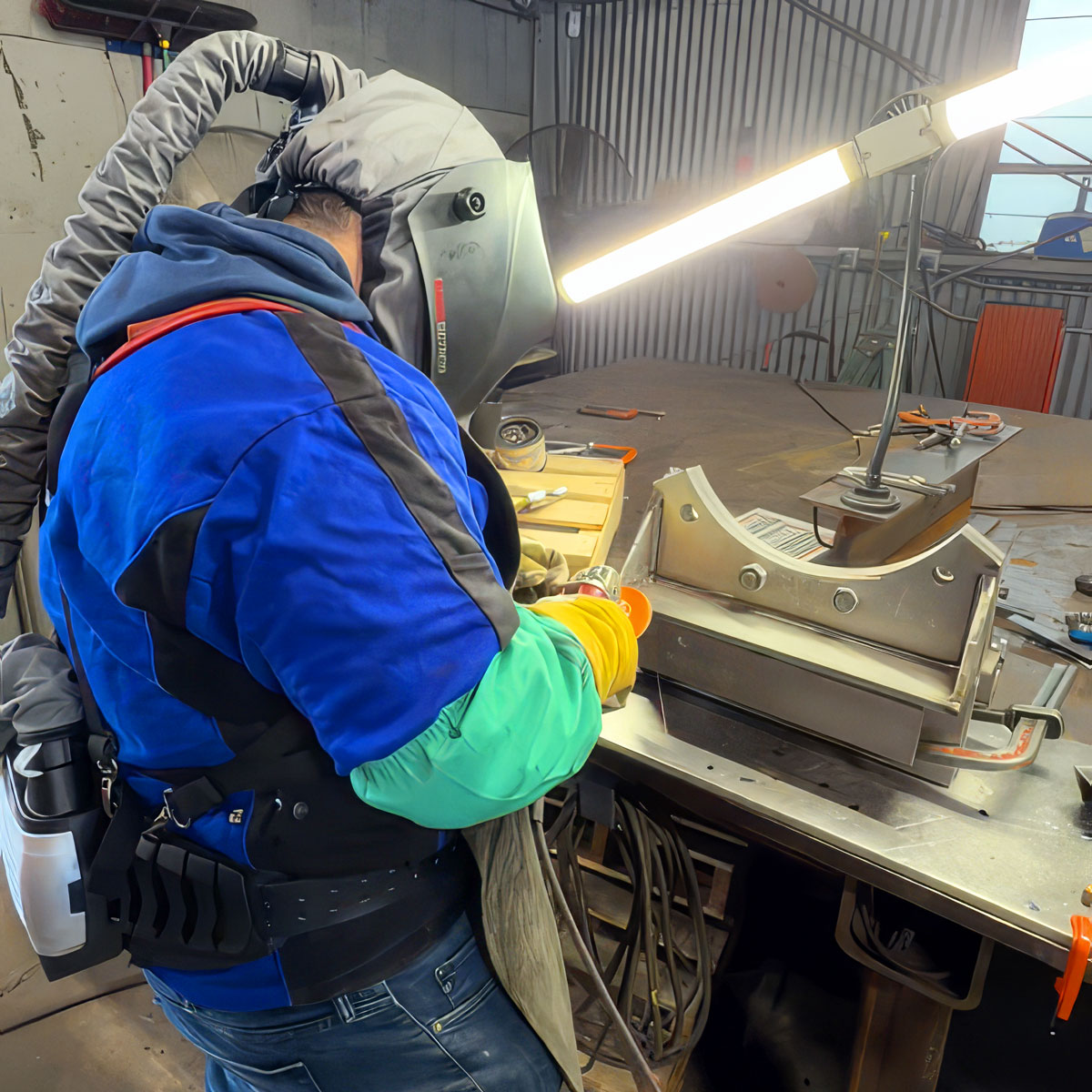 airhood-steel-worker We provide quality products—a clear advantage